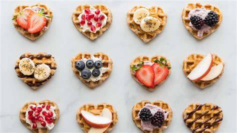 Herzwaffeln frisch gebacken auf Kuchengitter