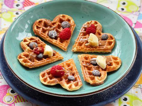 Herzwaffeln mit Puderzucker und Beeren