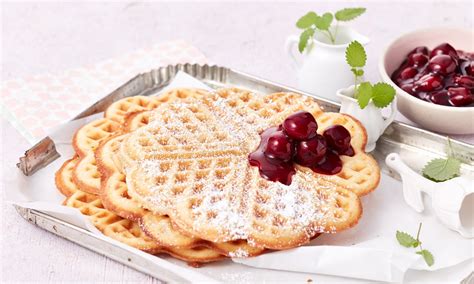 Herzwaffeln mit Sahne und Kirschen