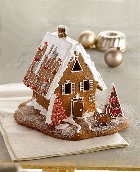 Hexenhäuschen aus Lebkuchen, dekoriert mit Smarties und Zuckerguss