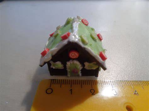 Hexenhäuschen mit Sternkeksen als Dachzier und Kokos-Schnee