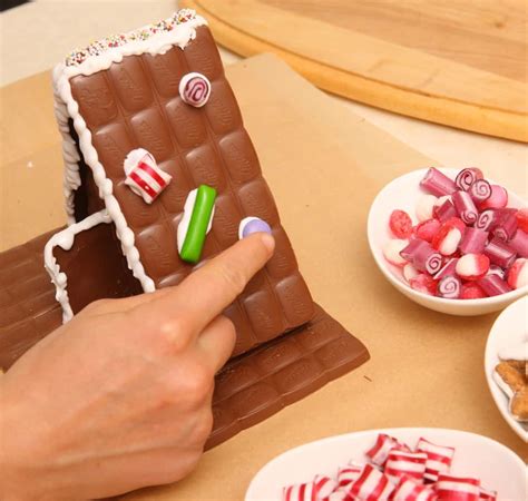 Hexenhaus Kinder verzieren das Dach
