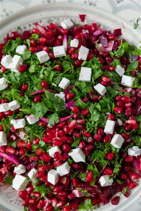 Hibiskus-Eistee mit Gurke und Granatapfel