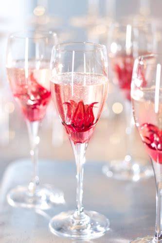 Hibiskusblüten in Glas