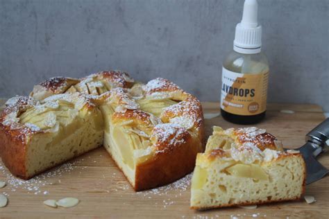 High Protein Apfelkuchen mit Apfelstücken und Mandelsplittern auf Backform