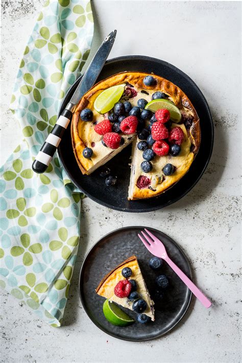 High Protein Lemon Cheesecake mit Beeren