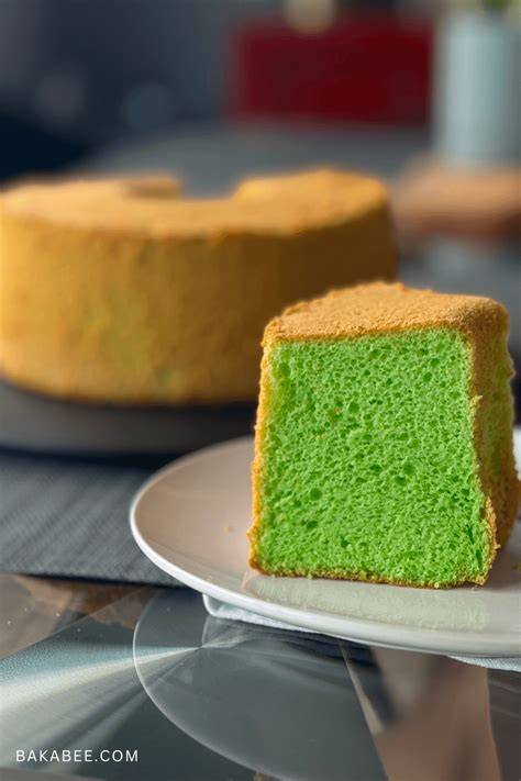 Highlight: Grüner Pandan Chiffon Cake angeschnitten