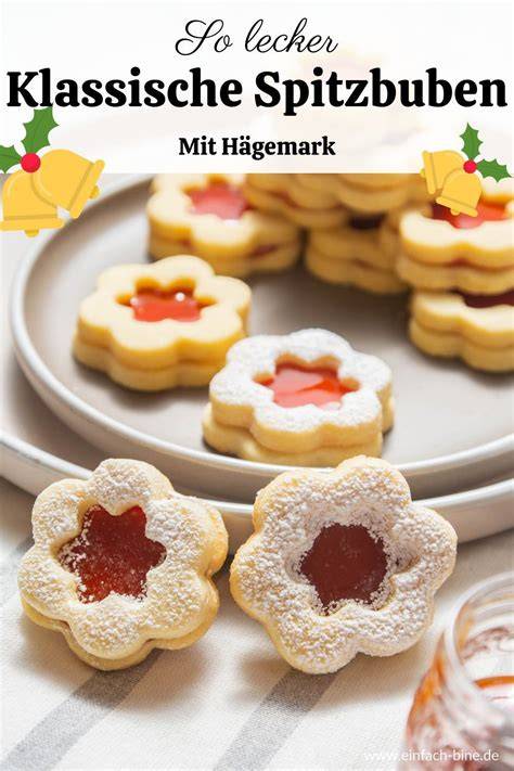 Hildabrötchen mit Puderzucker und Marmeladenfüllung auf einem Weihnachts-Teller
