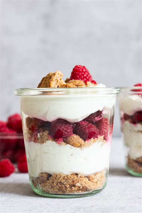 Himbeer‑Mascarpone‑Dessert im Glas mit Schokokuchenherzen