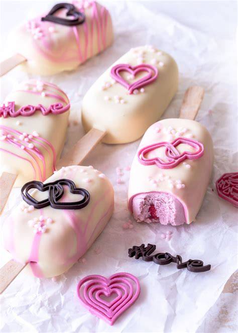 Himbeer Cheesecake Cakesicles mit farbenfroher Schokoladendeko