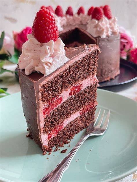 Himbeer Ganache Torte mit Schokoladensplittern dekoriert