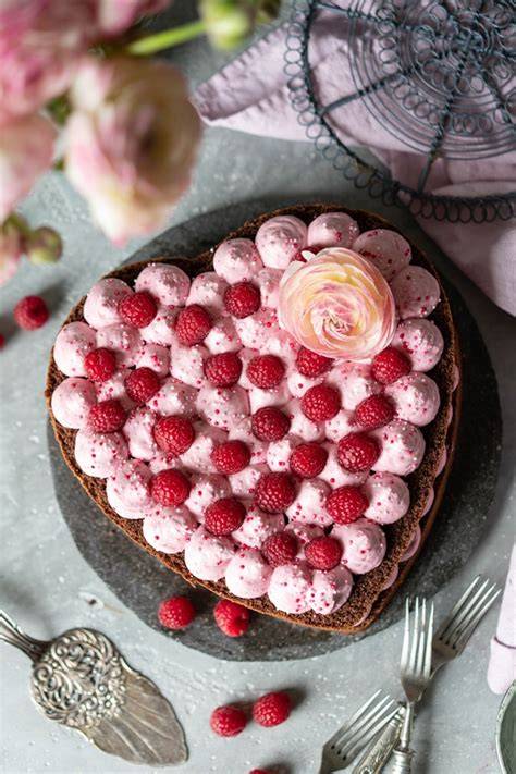 Himbeer Herztorte angeschnitten
