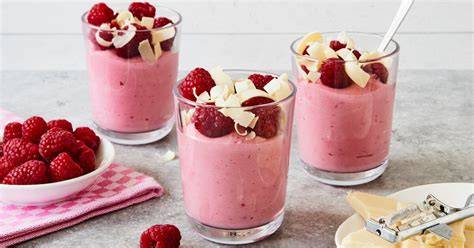 Himbeer Mousse im Glas dekoriert