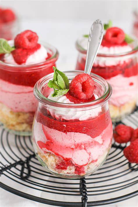 Himbeer Mousse im Glas mit Zitronenkuchenboden und Minze