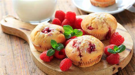 Himbeer Muffins, fertig zum Genießen am Frühstückstisch