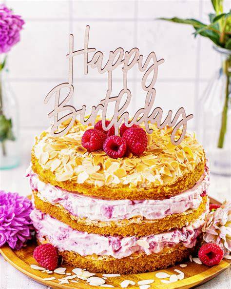 Himbeer Quark Naked Cake mit Mandeln dekoriert