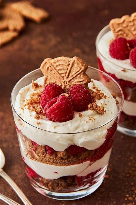 Himbeer Spekulatius Dessert im Glas geschichtet