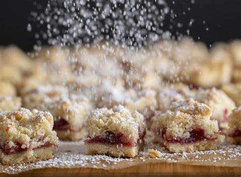 Himbeer Streusel Plätzchen auf Teller