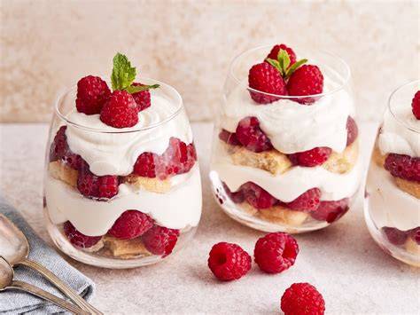 Himbeer Tiramisu Serviervarianten im Glas und Auflaufform