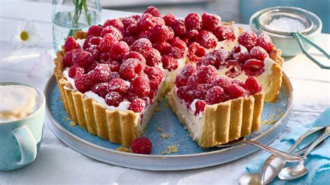 Himbeer Trüffel Tarte auf Teller mit frischen Himbeeren und Schokospänen