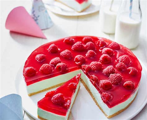 Himbeer Waldmeister Torte angeschnitten mit Schichten