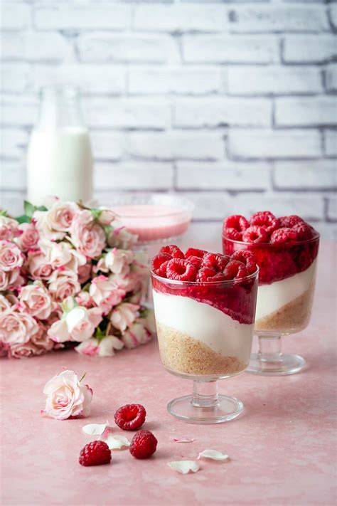 Himbeer- und Vanille-Joghurt in drei Schichten im Glas
