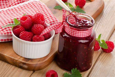 Himbeer-Apfel-Marmelade in Gläsern mit frischen Früchten