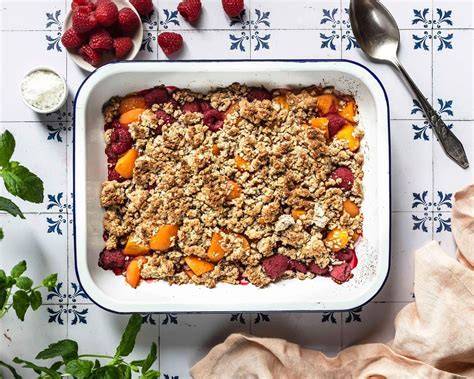Himbeer-Aprikosen Crumble mit Haferstreuseln
