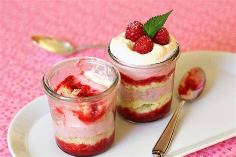 Himbeer-Biskuit-Dessert im Glas