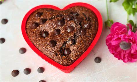 Himbeer-Brownie in Herzform auf Teller mit Dekor