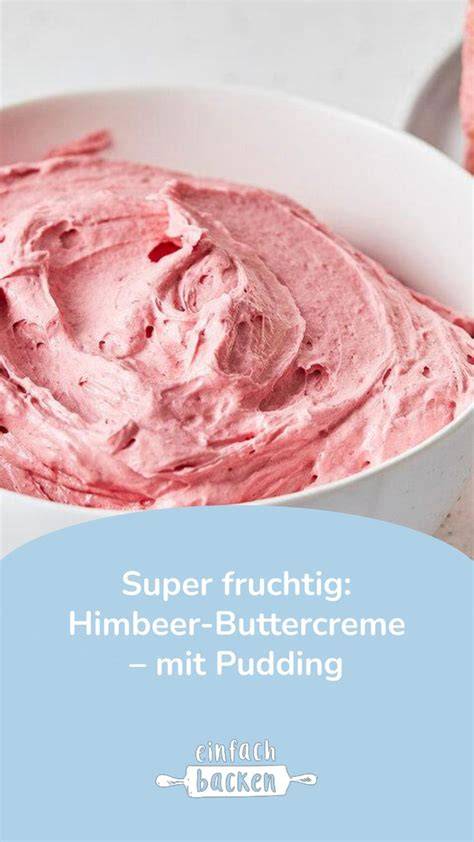 Himbeer-Buttercreme in Schüssel mit Spritzbeutel
