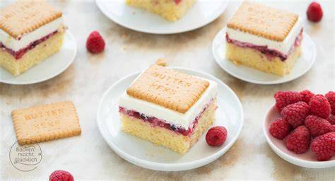 Himbeer-Butterkeks-Kuchen auf Blech mit Sahne und Keksen