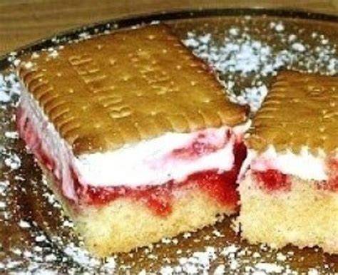 Himbeer-Butterkeks-Kuchen mit Sahne
