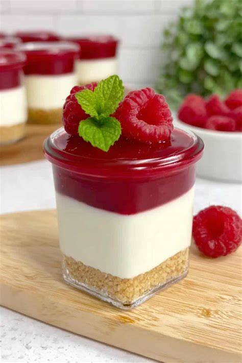 Himbeer-Cheesecake im Glas - fruchtig und schokoladig in einem Dessert