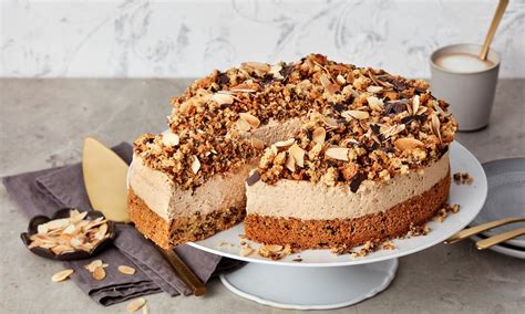 Himbeer-Dekor auf Eiskaffee-Torte
