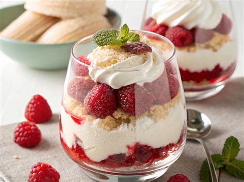 Himbeer-Dessert im Glas mit karamellisierten Mandeln