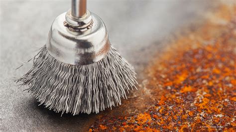 Himbeer-Eierlikörpralinen auf einem kleinen Rost