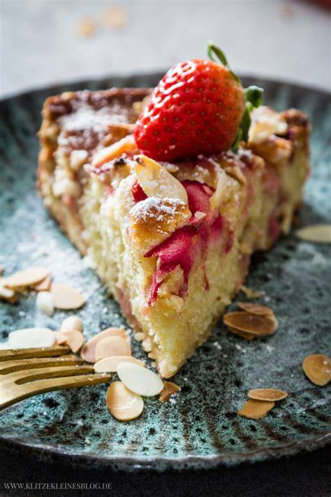 Himbeer-Erdbeer-Kuchen aufgeschnitten mit Mandelblättchen