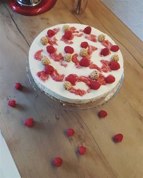 Himbeer-Giotto-Torte aufgeschnitten, Himbeeren und Giotto-Pralinen als Deko