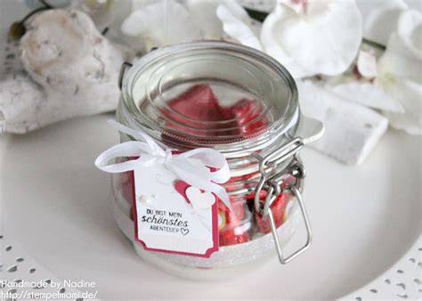 Himbeer-Joghurt im Einmachglas als Geschenk verpackt