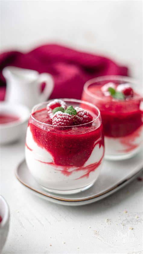 Himbeer-Joghurt-Creme im Glas mit Zitronenmelisse