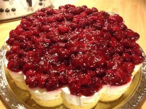 Himbeer-Joghurt-Torte auf Tortenplatte