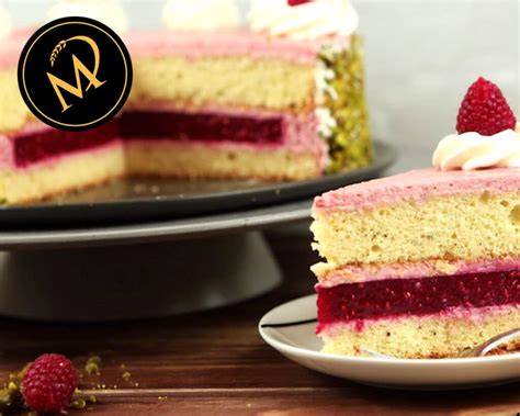 Himbeer-Joghurt-Torte mit Fruchteinlage und Dekoration