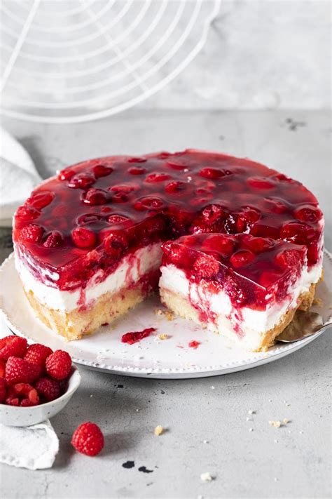 Himbeer-Käsesahne-Torte angeschnitten auf einer Tortenplatte
