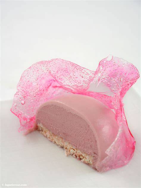Himbeer-Kuppeltörtchen mit seidenmatter Glasur und rosa Isomalt-Kragen auf Dessertständer