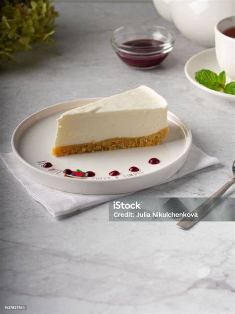 Himbeer-Marmorierung auf weißem Cheesecake