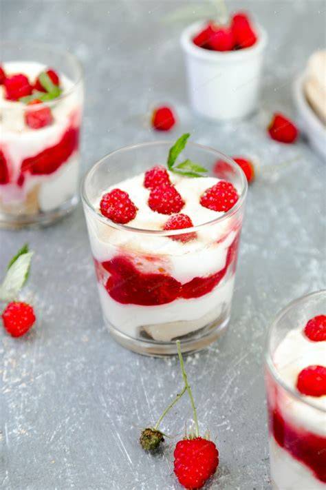 Himbeer-Mascarpone-Dessert im Glas