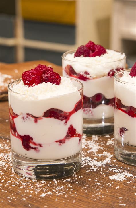 Himbeer-Mascarpone-Dessert im Glas mit weißer Schokolade