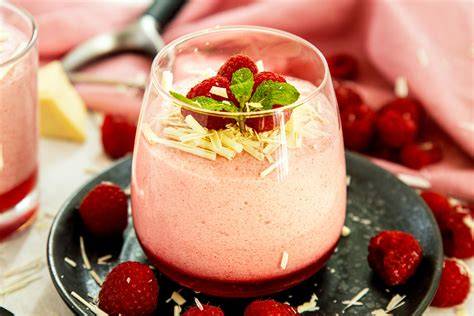 Himbeer-Mousse im Glas mit weißer Schokolade und Minze