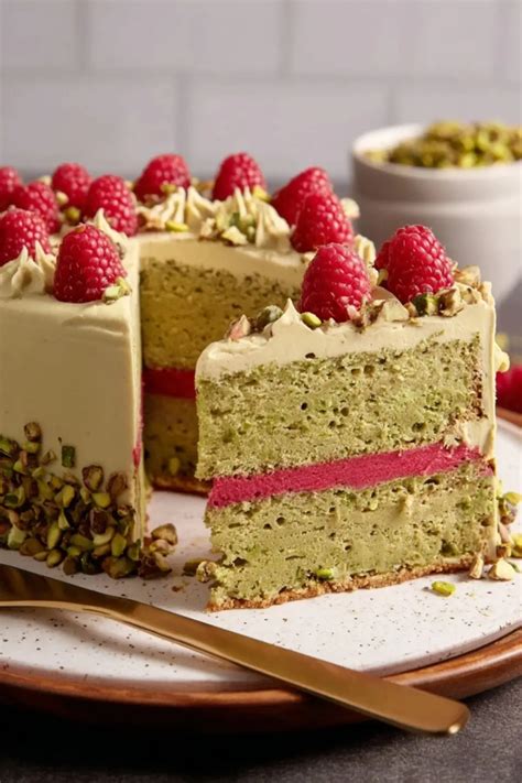 Himbeer-Pistazientorte mit grüner Pistaziencreme und frischen Himbeeren